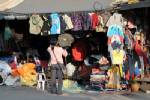 พาณิชย์สระแก้วตรวจตลาดโรงเกลือหลังพบคนแห่ซื้อเสื้อผ้ามือสอง
