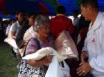 ป่อเต็กตึ๊งมอบผ้าห่มหันหนาวให้ชาวโกสุมพิสัยนับพันชุด