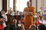 “พระกี้ร์” ขึ้นศาลปฏิเสธหมิ่น “มาร์ค-อำนวย” ตั้งทนายสู้คดี!