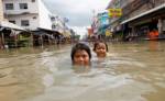 กทม.มอบเงินช่วยเหลือชุมชนน้ำท่วมเกิน 80 ซม.