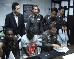 “ผบช.ปัญญา” แถลงจับแก๊ง “นายพลมะกันกำมะลอ” หลอกเงินสาวลาวสูญ 21 ล.