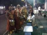 คนพัทยาตักบาตรพระฉลองพุทธชยันตี 2,600 ปีแห่งการตรัสรู้ธรรมของพระพุทธเจ้า