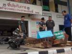 มุกดาหารสนธิกำลังตรวจยึดไม้พะยูงแปรรูปพร้อมเรือกีบและเครื่องยนต์