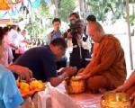 ผู้ว่าฯ ชวนชาวสกลนครนั่งรถรางไหว้พระ 9 วัดในวันปีใหม่ไทยเพื่อสิริมงคล