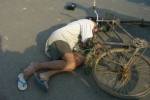 ร้อนจัด! พ่อเฒ่าสุโขทัยปั่นจักรยานเป็นลมดับอนาถ
