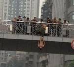 ภาพนาทีชีวิต! ช่วยคนกระโดดสะพานลอยฆ่าตัวตายแบบฉิวเฉียด