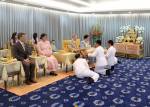 ในหลวง-ราชินี ทรงบำเพ็ญพระราชกุศล วันคล้ายวันราชาภิเษกสมรสครบ 62 ปี