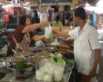 พ่อค้าแม่ขายบ่นอุบของแพงต้องปรับราคาอาหาร จวกนโยบายรัฐผิดทาง