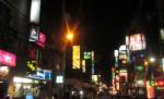 บาร์ในโซลให้ พนง.แต่งเครื่องแบบแอร์ฯ สาวแจกใบปลิวโปรโมตร้าน
