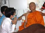 “หลวงพ่อคูณ” เกือบหายเป็นปกติ ยังเฝ้าระวังภาวะแทรกซ้อน-ออกกำลังกายในห้อง