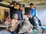 “ในหลวง” พระราชทานถุงยังชีพแก่ผู้ประสบภัยระนอง