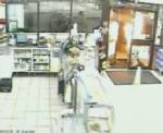 สยอง!! ราดเบนซินจุดไฟเผาเมียเก่าหน้า “7-Eleven” (ชมคลิป)