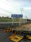ปักป้ายเหล็กอย่างดีบอกทาง “ประชุม ครม.สัญจร” เส้นชลบุรี-พัทยา