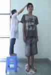 หมอผ่าเนื้องอกหนุ่มนักศึกษา สูงผิดปกติ 203 ซม.