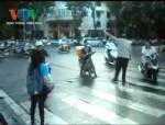 คลิปว่อน ฝรั่งเซ็งจราจรฮานอยหน่อมแน้ม ลงถนนโบกรถเอง