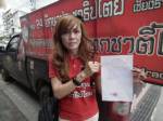 เป็นเรื่อง! ศึกเสื้อแดง-ตุ๊กตุ๊ก ประท้วงแท็กซี่เชียงราย เจอเด็ก ส.ส.เพื่อไทยขู่-แจกกล้วย