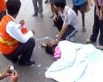 กระบะซิ่งหนีไฟแดงชน นร.ม.2 ดับกลางสี่แยกบายพาสสกลฯ-กาฬสินธุ์