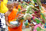 สระบุรี ชวนร่วมอิ่มบุญวันเข้าพรรษากับประเพณีตักบาตรดอกไม้อันเป็นเอกลักษณ์
