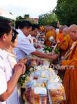 ชาวพุทธนครศรีฯ ร่วมตักบาตรวันอาสาฬหบูชาหน้าองค์พระบรมธาตุเจดีย์