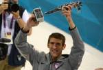 Phelps admits to peeing in the pool