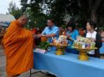 วันแม่แห่งชาติชาวมหาสารคามร่วมตักบาตรพระสงฆ์