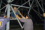 หนุ่มโรงแรมน้อยใจแฟนสาว คลั่งปีนเสาไฟฟ้าแรงสูงประชดรัก