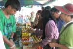 ชาวแปดริ้วแห่ซื้อสินค้าธงฟ้า หลังพิษค่าครองชีพเล่นงานอ่วม