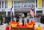 ผู้บังคับการกรมทหารราบที่ 5 รับมอบของที่ระลึกจากทหารมาเลเซีย