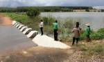 ชาวบ้านตราด 2 ตำบลร้องชลประทานทุบฝายน้ำล้นทิ้งหลังทำน้ำท่วมพื้นที่เกษตรกว่า 100 ไร่
