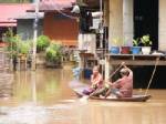 กรุงเก่าน้ำยังทรงตัว ชาวบ้านต้องพายเรือเข้า-ออกบ้าน