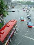 ฝนตกหนักทำ กทม.ท่วมขัง 38 จุดถนนสายหลัก ชี้ข้อมูลไม่ตรงกันเหตุสถานีวัดฝนคนละจุดกับอุตุฯ
