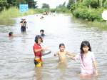 ระวัง! เด็กเล่นน้ำท่วมเสี่ยงโรคตาแดง เหตุน้ำสกปรกมีเชื้อโรค