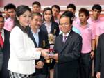 “บังยี” มอบริสต์แบนด์ “นายกฯปู” โปรโมตฟุตซอลโลก
