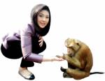 ลิงใต้โชว์ฉลาดเหนือปู ขอมือปุ๊บนายกฯยื่นให้จับทันที