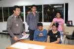 จับ 2 ผัว-เมียเจ้าของร้านลูกชิ้นทอดในเมืองพัทยา กระชากสร้อยทอง