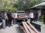 รวบ 6 เขมรแสบดัดแปลงรถลอบขนไม้พะยูงจากฝั่งไทย