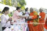 ชาวตรังร่วมตักบาตรเทโววันออกพรรษา