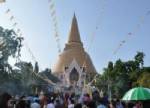 พุทธศาสนิกชนแห่ทำบุญฉลอง 97 ปีพระร่วงโรจนฤทธิ์