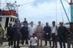 มชด./1 ช่วยไต๋เรือประมงไทยหลังถูกลูกเรือเขมรถีบลงทะเล