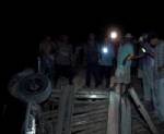 สะพานไม้ทรุด รถกระบะบรรทุกหินคลุกวิ่งผ่านตกพังยับ