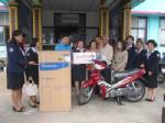 ผู้ใหญ่ใจบุญร่วมบริจาคสิ่งของร่วมงานกาชาดอำเภอสัตหีบ