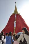 ร่วมสืบทอดประเพณีโบราณ “พิธีห่มผ้าแดงบรมบรรพตภูเขาทอง”