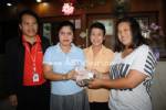 พนง.สาวโรงแรมหาดใหญ่ใจงามพบเงินหมื่น หนุ่มไปรษณีย์ร่วมแกะรอยส่งคืนเจ้าของ
