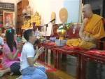 “แก้ว-ฮีโร่ โอลิมปิก” พาภรรยาท้อง 4 เดือนทำบุญวันลอยกระทง เตือนวัยรุ่นอย่าขว้างประทัดเล่น