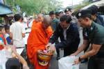 ป.ป.ส.ตักบาตรพระสงฆ์ ตามโครงการ “ชุมชนอุ่นใจได้ลูกหลานกลับคืน”