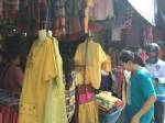 ชาวเพชรบุรีแห่ซื้อเสื้อเหลืองคึกคัก