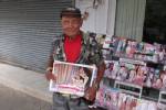 ชาวอุตรดิตถ์แห่ซื้อ นสพ.เก็บภาพ “ในหลวง” เกลี้ยงแผง