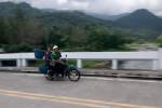 ชาวชุมชนคีรีวงที่นครฯ เร่งเก็บผลไม้บนเขาหนีขายก่อนฝน-ดินถล่มหนัก