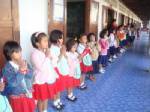 อ่างทองลมแรง-อุณหภูมิลด นร.หลบลมเคารพธงชาติในอาคารเรียน