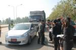 ตร.พิษณุโลกแจก “มะขามเปรี้ยว” แก้ง่วงขับรถเที่ยวปีใหม่